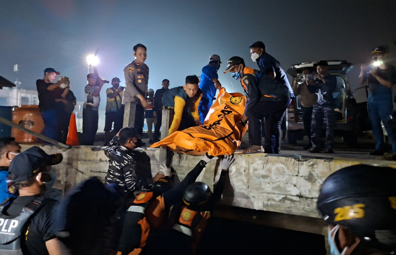 Tim SAR gabungan mengevakuasi korban hilang kecelakaan KM Virgo Transport 8 di Laut Jawa. (Foto: Basarnas)