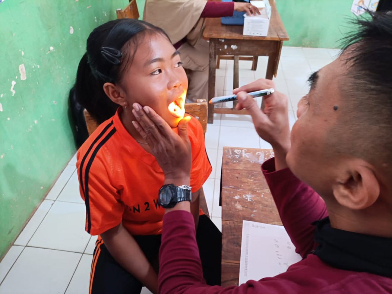 Petugas lakukan pemeriksaan CKG kepada siswa di Tulungagung. (Foto: Bramanta/jatimnow.com)