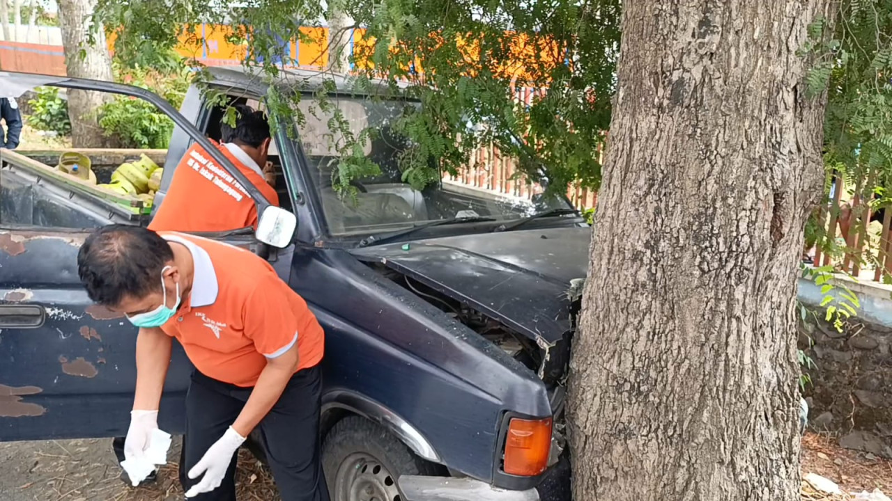 Petugas mengevakuasi korban dari dalam mobil. (Foto: Bramanta/jatimnow.com)