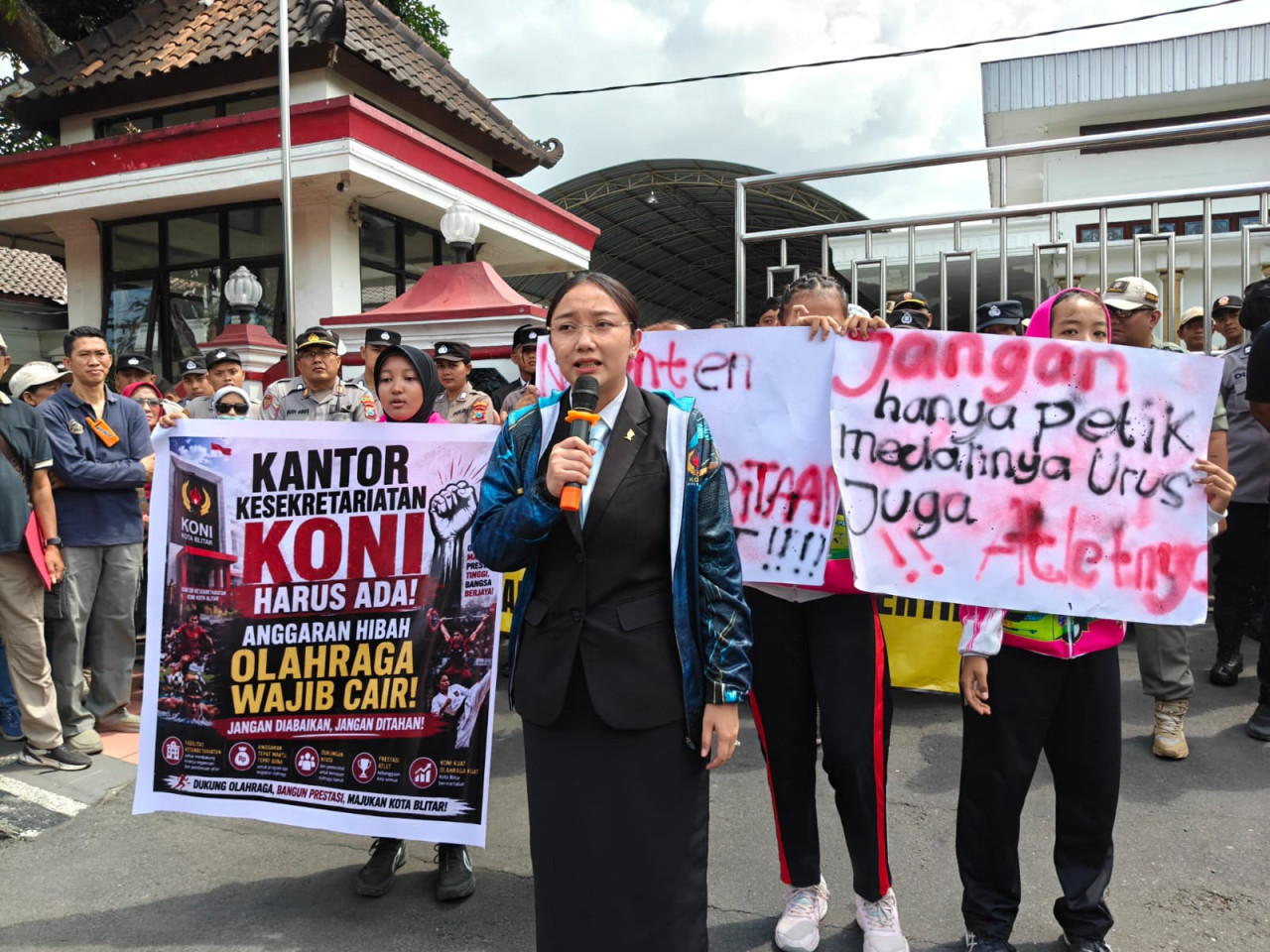 Wakil Wali Kota Blitar, Elim Tyu Samba saat memimpin demo. (Foto: istimewa)