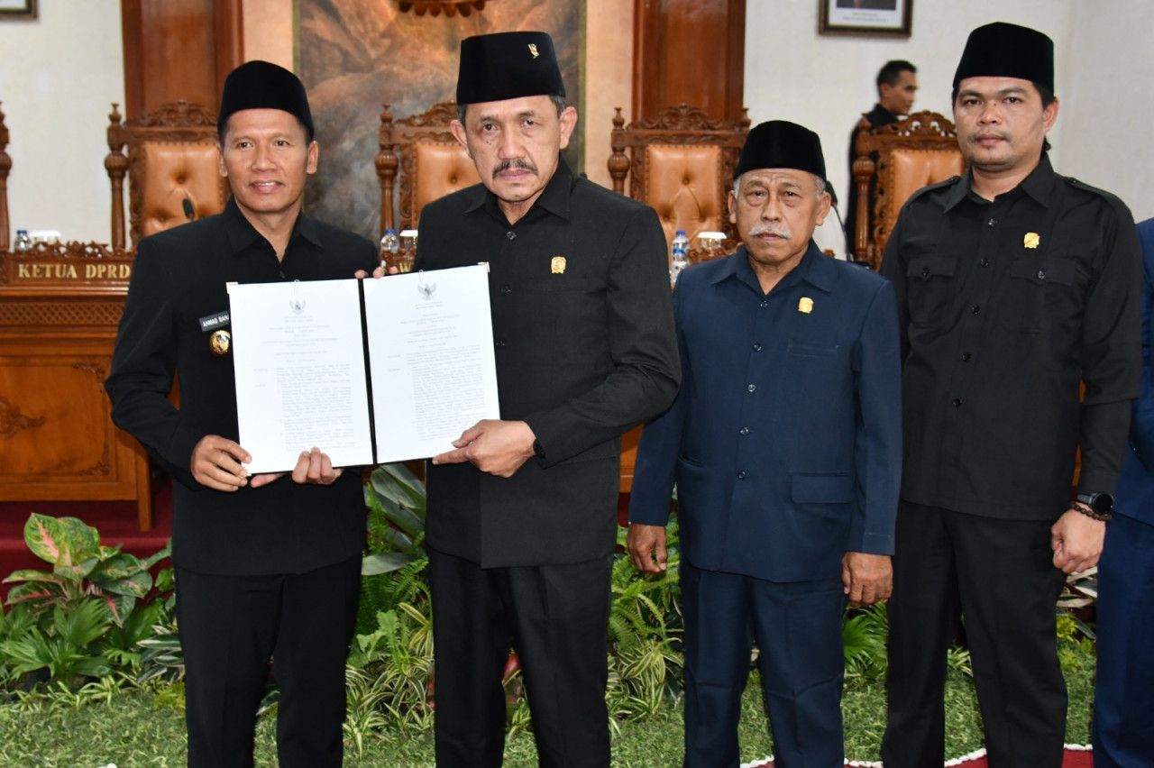 Plt Bupati Tulungagung, Ahmad Baharudin menyerahkan dua Ranperda APBD. (Foto: Prokopim for jatimnow.com)