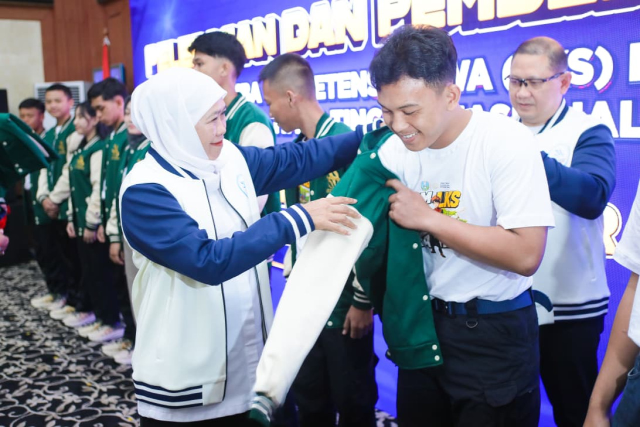 Gubernur Jawa Timur Khofifah Indar Parawansa bersama talenta SMK Jatim. (Foto: Prokopim for jatimnow.com)