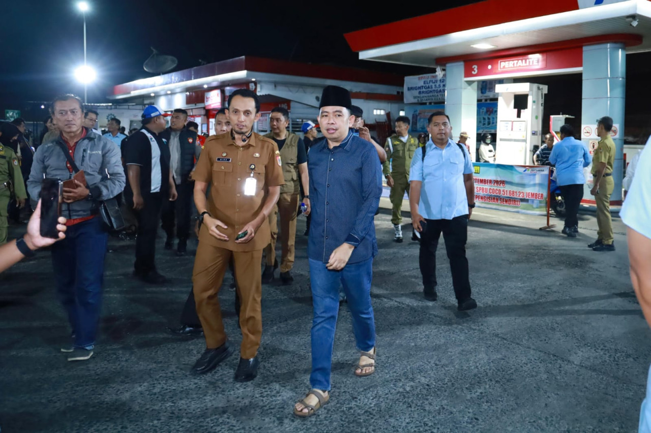 Bupati Jember Gus Fawait saat meninjau antrean di SPBU (Foto: Diskominfo for jatimnow.com))