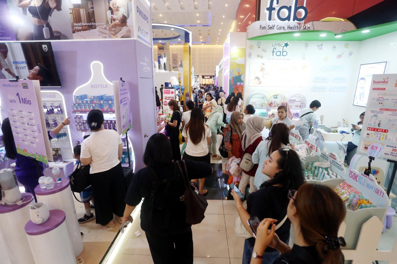 Pengunjung memadati area pameran Willow Baby Expo (Wilbex) 2026 Vol. 2 di Grand City Convex Surabaya, Kamis (03/9/2026). (Foto: Ali Masduki/jatimnow.com)