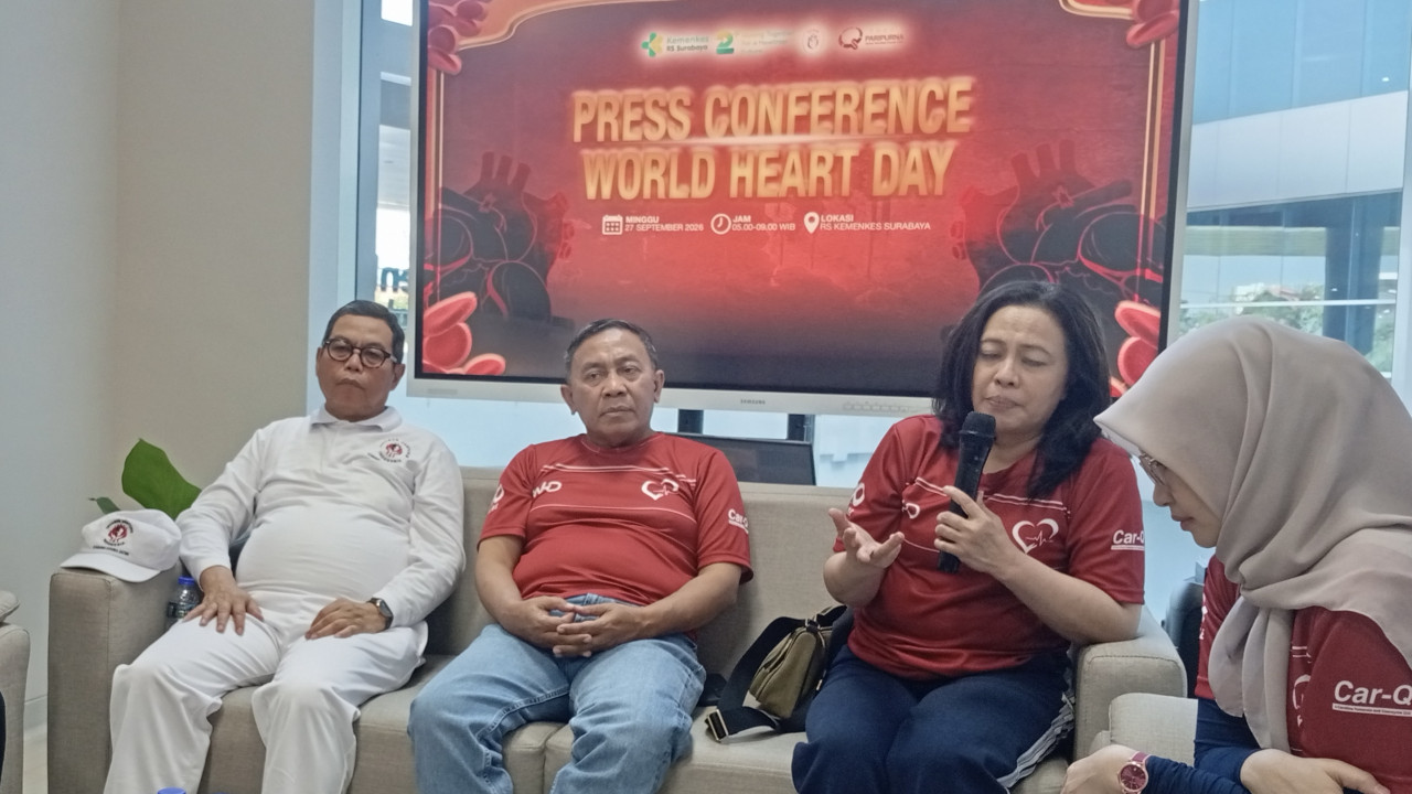 Konferensi pers peringatan World Heart Day 2026 yang digelar RS Kemenkes Surabaya bersama Perhimpunan Dokter Spesialis Kardiovaskular Indonesia (PERKI) dan Yayasan Jantung Indonesia. (Foto: Sujianto/jatimnow.com)