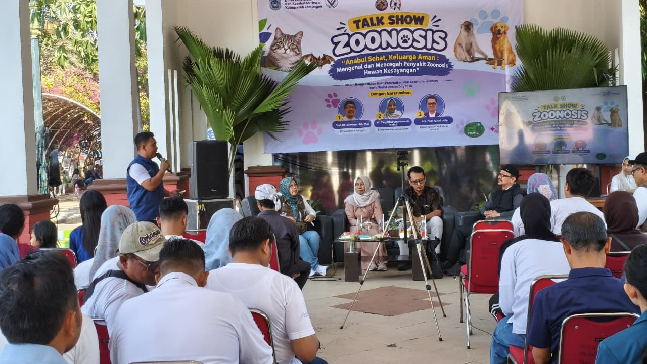 Talkshow zoonosis oleh Disnakeswan Lamongan saat memperingati bulan bakti peternakan 2026. (Foto: Adyad Ammy Iffansah/jatimnow.com)