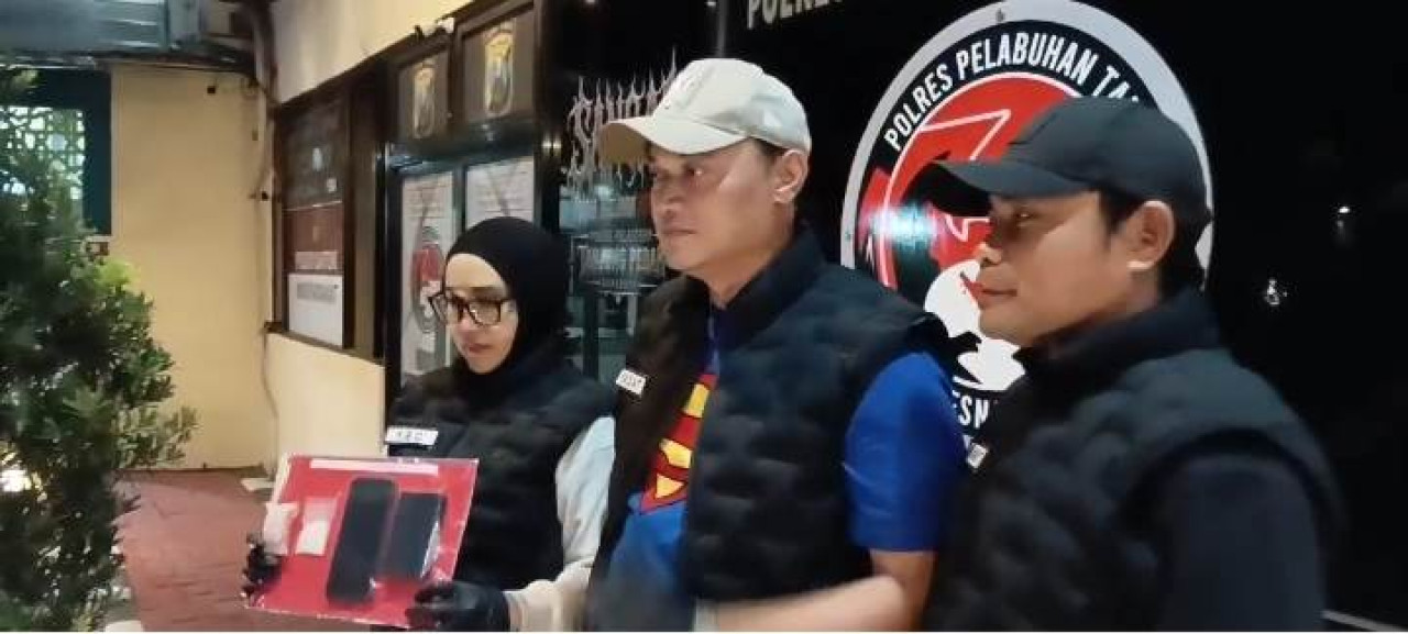Polisi menunjukkan barang bukti yang diamankan dari tersangka. (Foto: Sujianto/jatimnow.com)