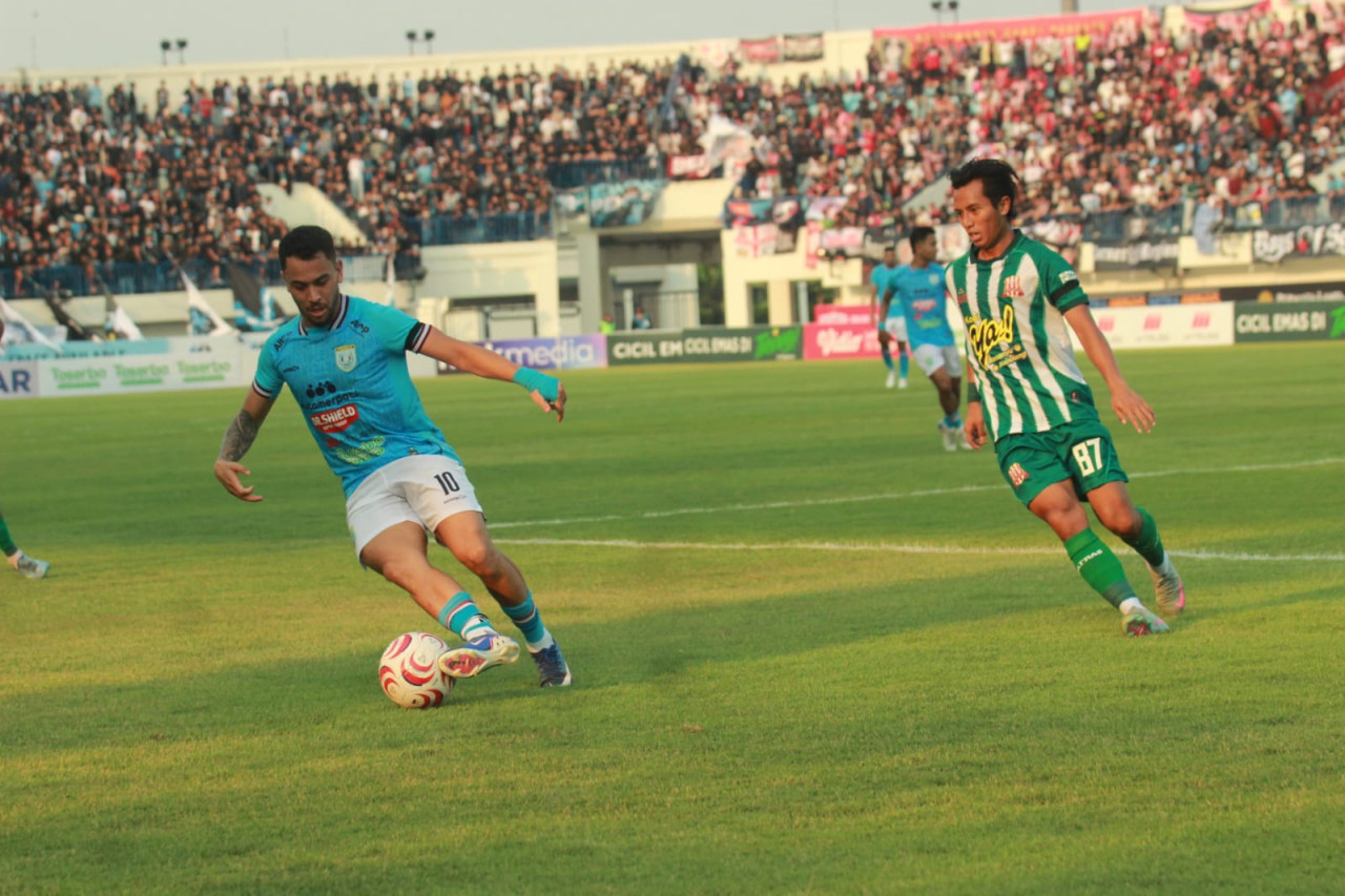 Aksi pemain Persela Sivio Sauza saat laga derby jatim kontra Deltras Sidoarjo. (Foto : Adyad Ammy Iffansah/jatimnow.com)