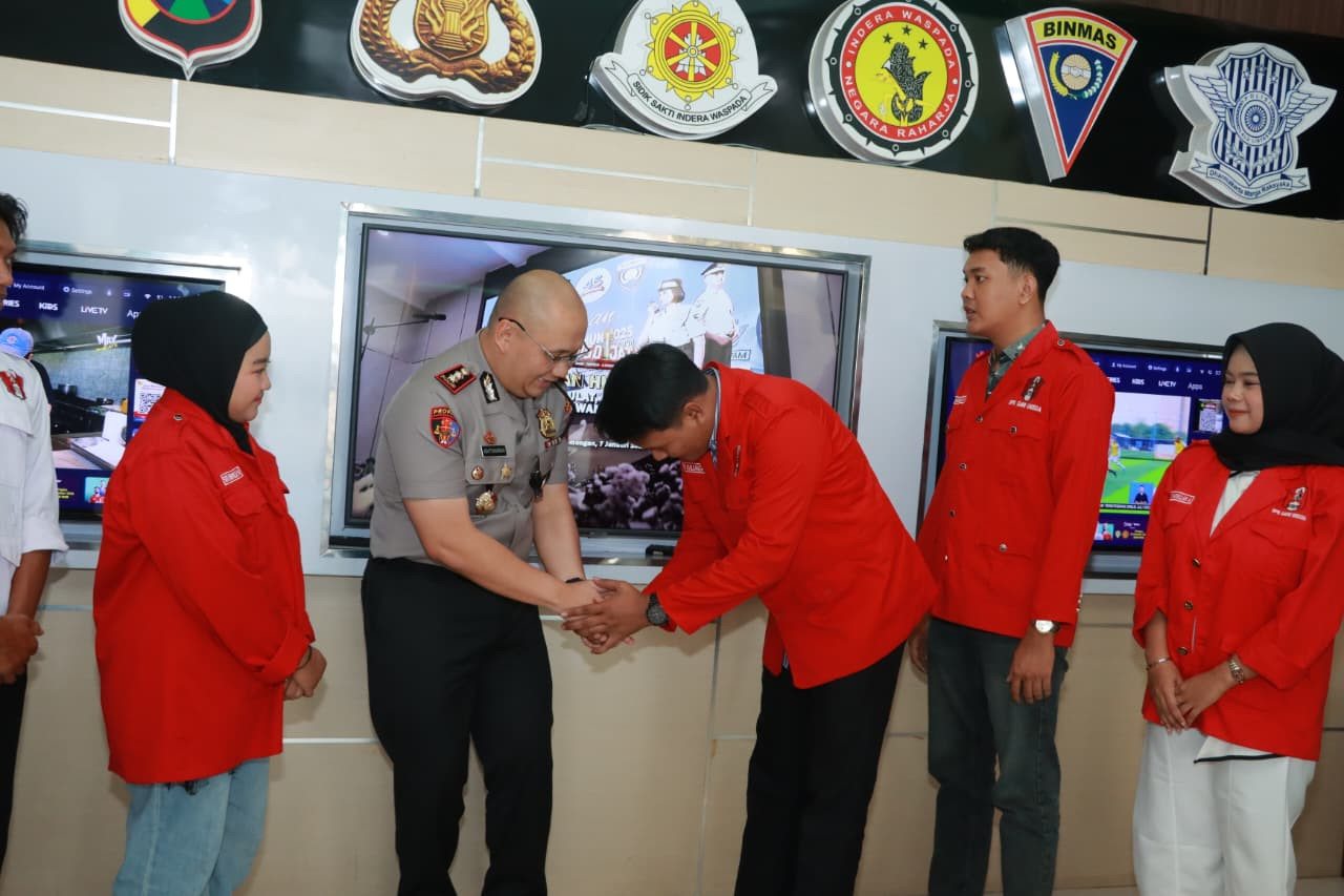 Kapolres Lamongan saat menemui mahasiswa dari GMNI dan HMI Lamongan. (Foto : Humas Pemkab Lamongan for jatimnow.com)