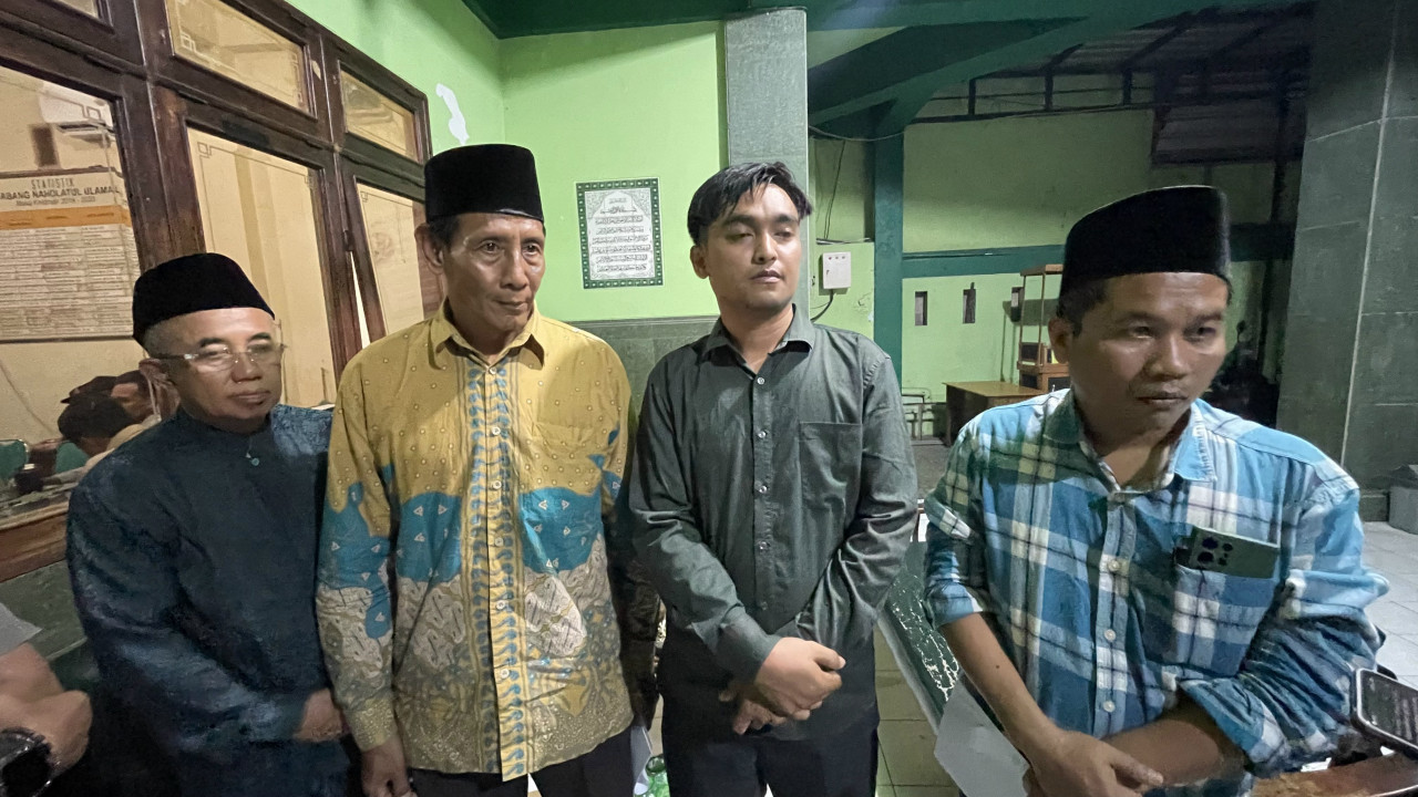 Kepsek korban penganiayaan Oknum TNI di Lamongan saat ditemui di PCNU Lamongan. (Foto : Adyad Ammy Iffansah/jatimnow.com)