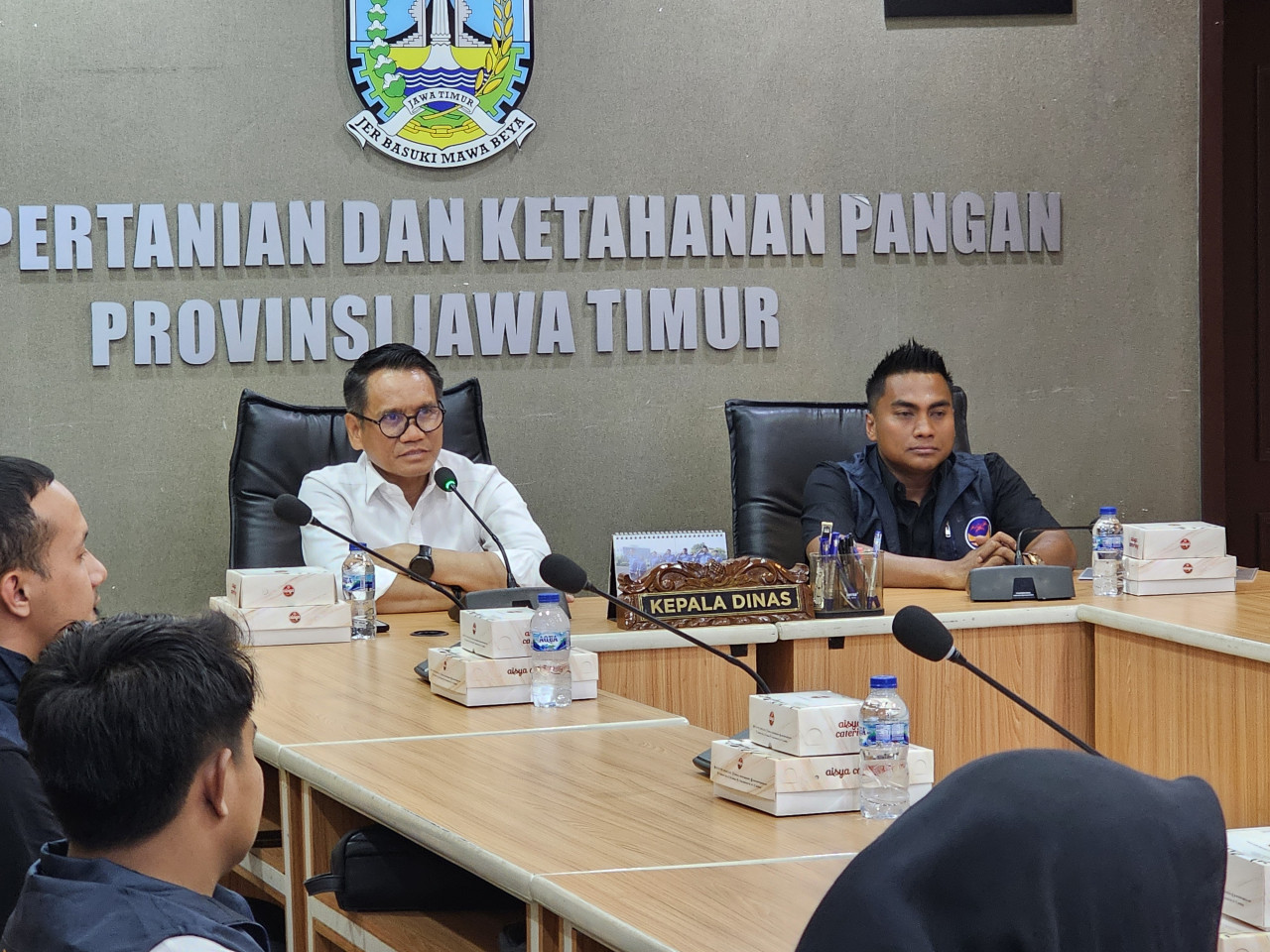 Pertemuan Ketua Petani NasDem Jatim, Mulyadi (kanan) dengan Kepala Dinas Pertanian Jatim (Heru Suseno) di kantornya (foto: Ni'am Kurniawan/jatimnow.com)