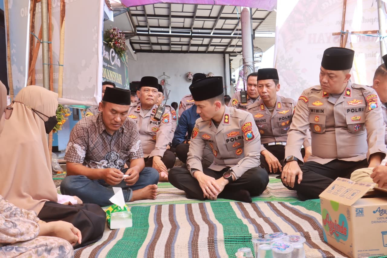 Kapolres Probolinggo Kota AKBP Lucky Permana Putra saat takziah ke rumah duka. (Foto: Ide Farid/jatimnow.com)