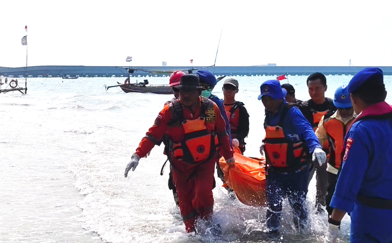 Tim SAR gabungan menemukan Mayan P. (39), ABK KM Khatulistiwa 8 yang hilang usai kapal karam di perairan utara Tuban. (Foto: Basarnas/jatimnow.com)