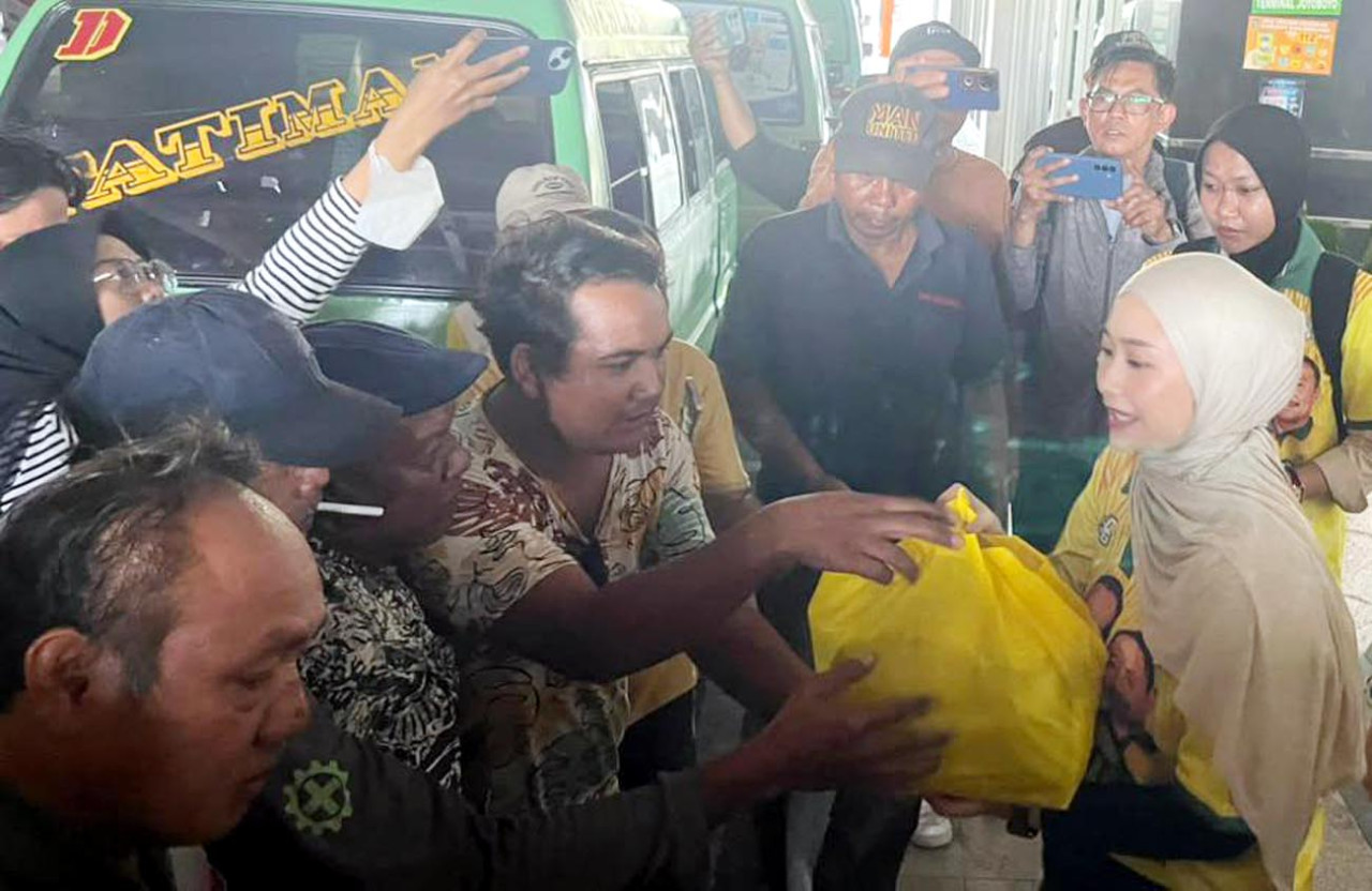 Ketum Golkar Bahlil Lahadalia lewat Adela Kanasyah menyalurkan sembako bagi sopir angkot Joyoboyo Surabaya. (Foto/jatimnow.com)