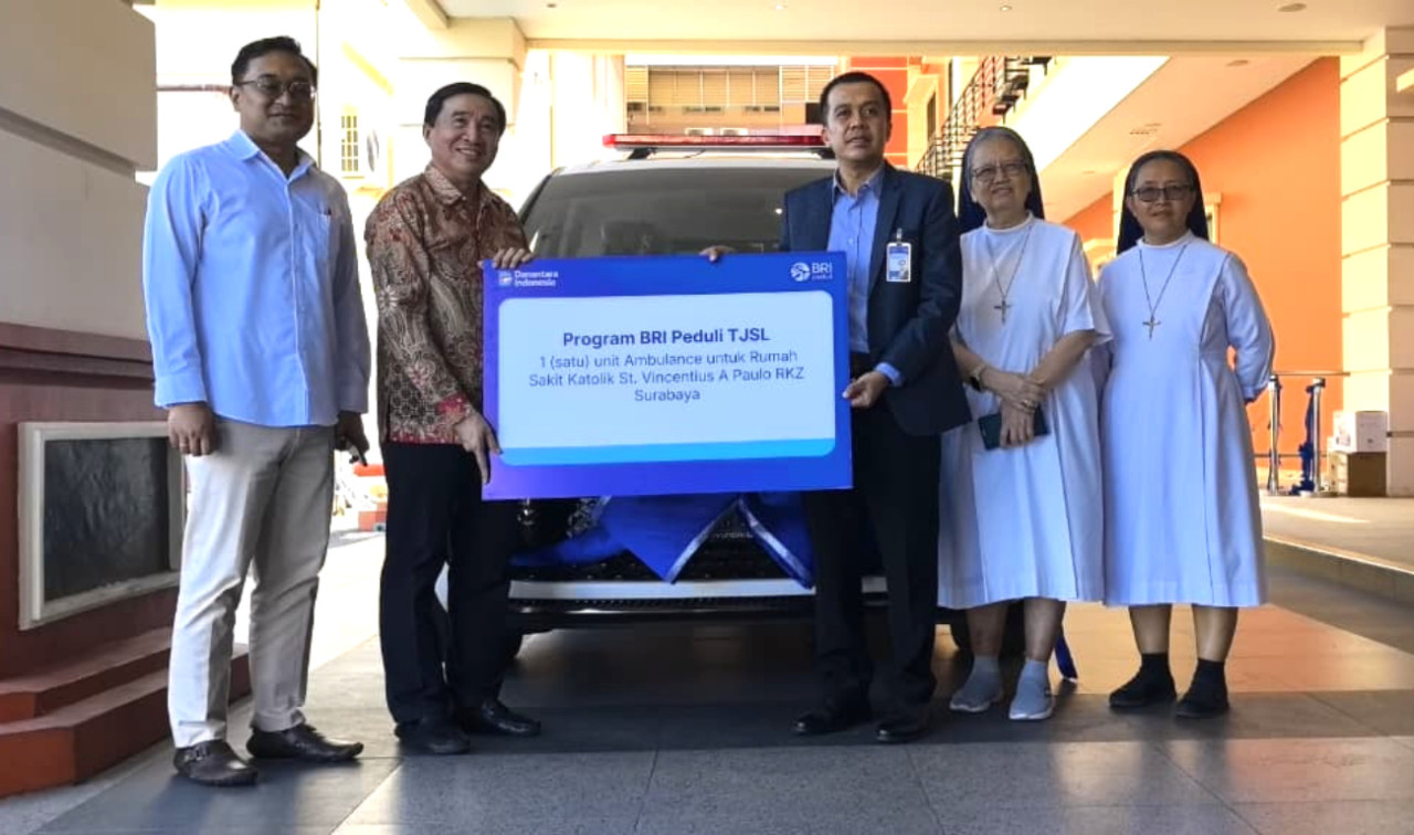 BRI Region 12 Surabaya menyerahkan satu unit mobil ambulans kepada RKZ Surabaya guna mempercepat mobilisasi pasien dan layanan jenazah. (Foto: Ali Masduki/jatimnow.com)