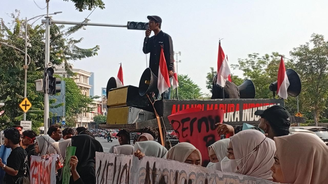 Saat puluhan mahasiswa yang tergabung dalam Aliansi Mahasiswa-Pemuda Bawean (AMPB) menggelar aksi di Kantor Gubernur Jawa Timur. (Foto: Nur Alifan/jatimnow.com)
