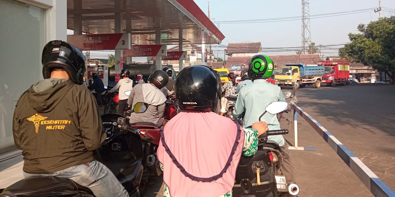 Antrean BBM di salah satu SPBU di Jember. (Foto: Sugianto/jatimnow.com)