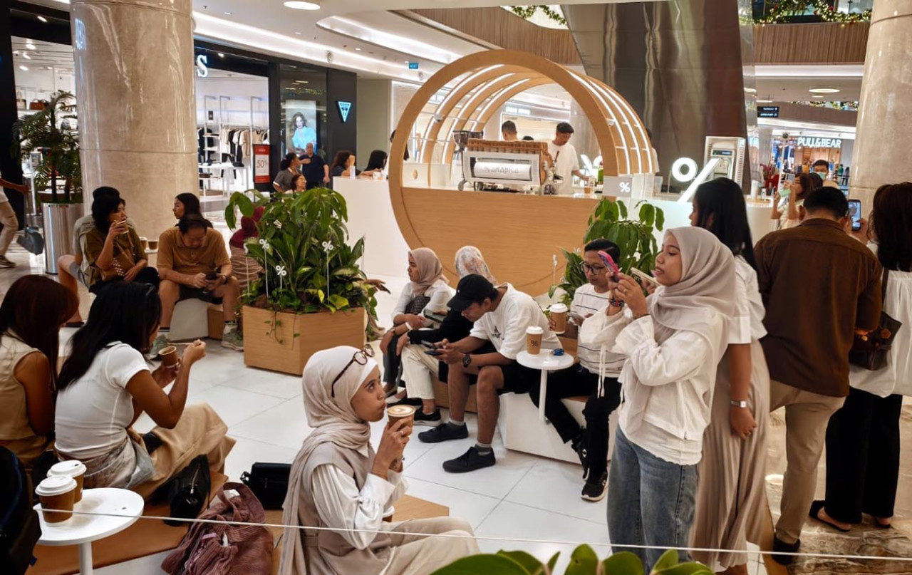 Gerai kopi asal Kyoto % Arabica resmi berekspansi ke Surabaya, menyapa pengunjung Pakuwon Mall lewat konsep kios modern rancangan studio Austria. (Foto: Ali Masduki/jatimnow.com)