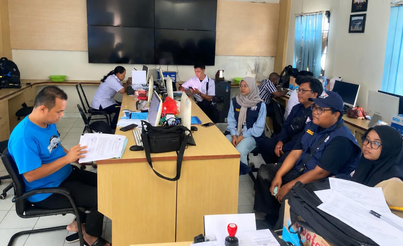 Tim Ekspedisi Patriot 18 Kementerian Transmigrasi dari Unair menggelar audiensi di kantor Disnakertrans Kabupaten Manokwari, Papua Barat. (Foto: Tim Ekspedisi for jatimnow.com)