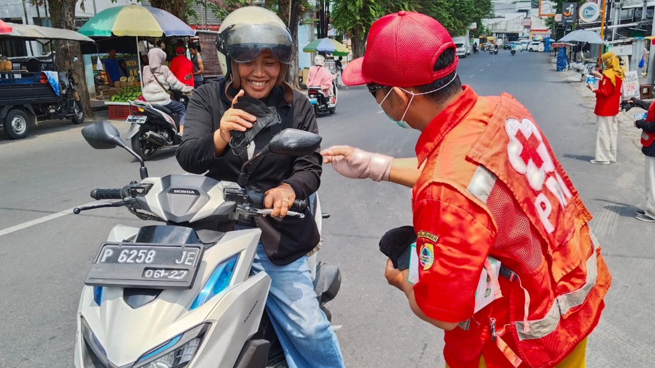 PMI Jember bagikan masker ke pengendara jalan (Foto: Humas PMI for jatimnow.com)