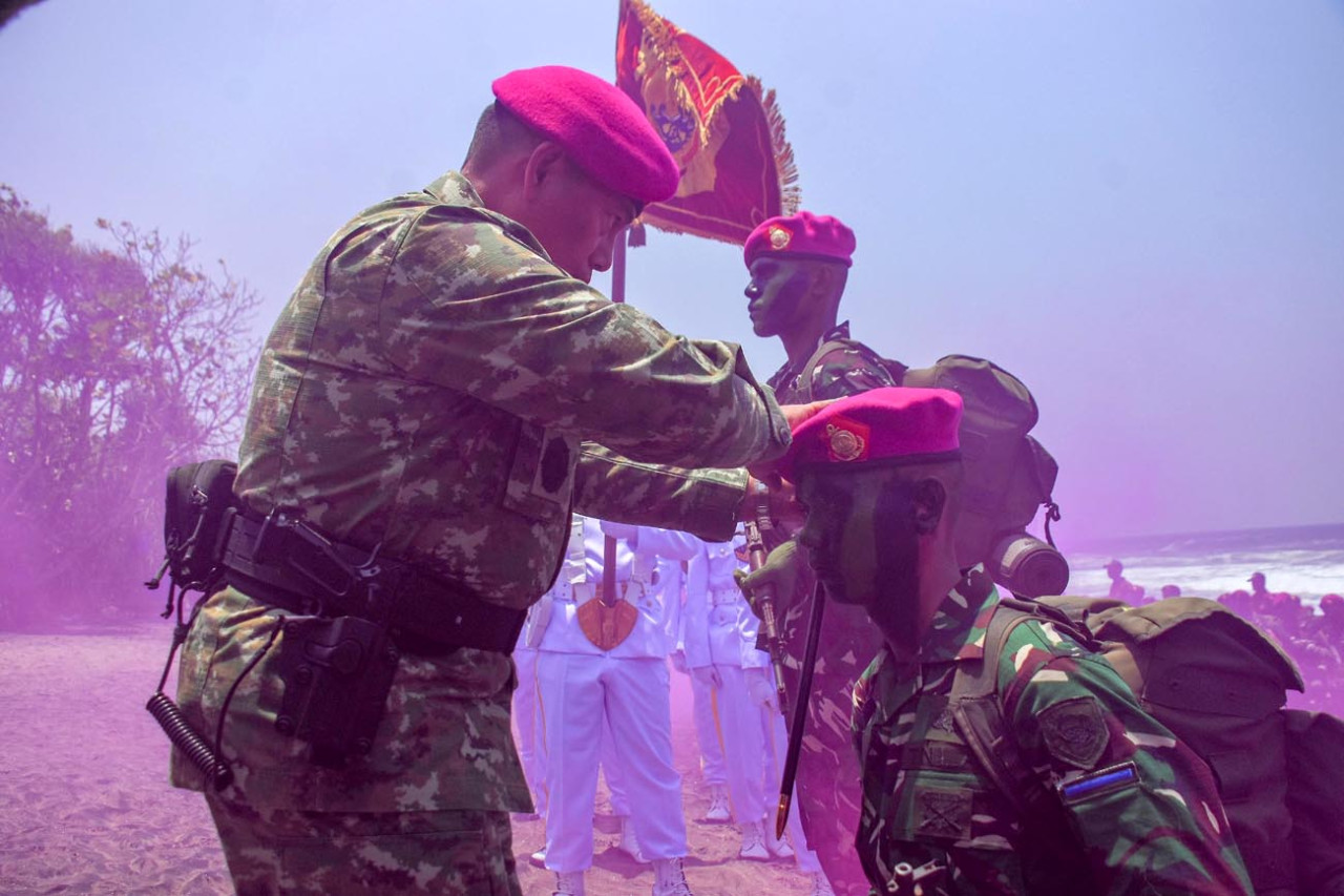 Pangkormar Letnan Jenderal TNI (Mar) Endi Supardi menyematkan baret ungu kepada prajurit di Pantai Baruna, Malang Selatan, Senin (12/10). (Foto: Ainul Yakin for jatimnow.com)