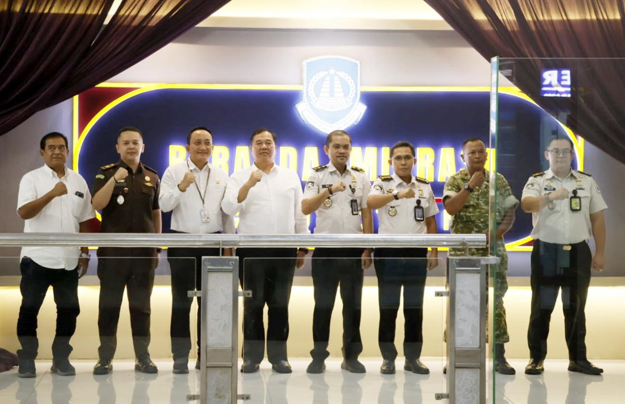 Jajaran petugas Imigrasi Juanda pada Beranda Imigrasi BG Jucntion bersama jajaran perwakilan Forkopimda Surabaya saat peresmian Beranda Imigrasi. (Foto: Ali Masduki/jatimnow.com)