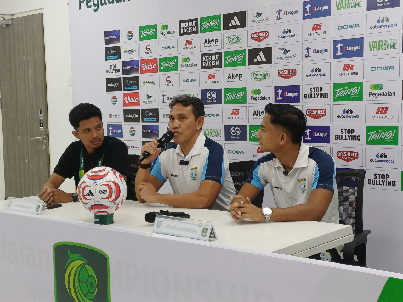 Konfrensi pers sebelum pertandingan Persela vs Deltras. Pelatih Bima Sakti ungkap sejumlah persiapan Persela jelang hadapi Deltras. (Foto : Adyad Ammy Iffansah/jatimnow.com)