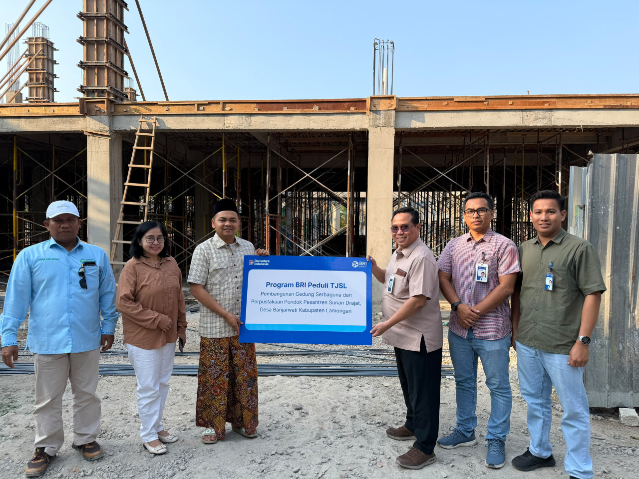Penyerahan bantuan oleh BRI yang diterima langsung oleh Gus Anas Direktur Utama Perekonomian Ponpes Sunan Drajat Lamongan. (Foto : Adyad Ammy Iffansah/jatimnow.com)