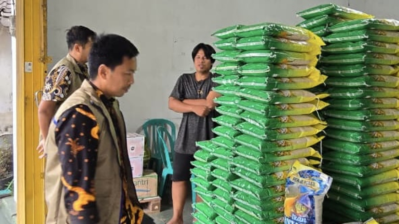 Pengawasan beras program Stabilisasi Pasokan dan Harga Pangan (SPHP). (Foto: Bulog Kediri/jatimnow.com)
