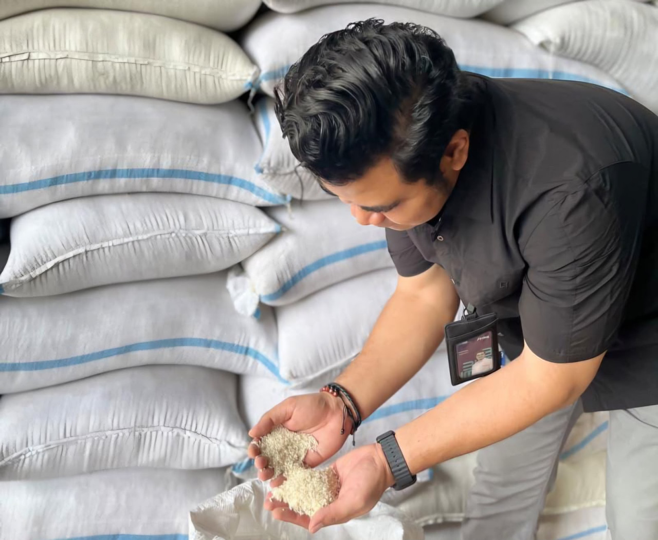 Pengecekan stok beras di gudang penyimpanan Bulog Bojonegoro. (Foto: Bulog Bojonegoro for jatimnow.com)