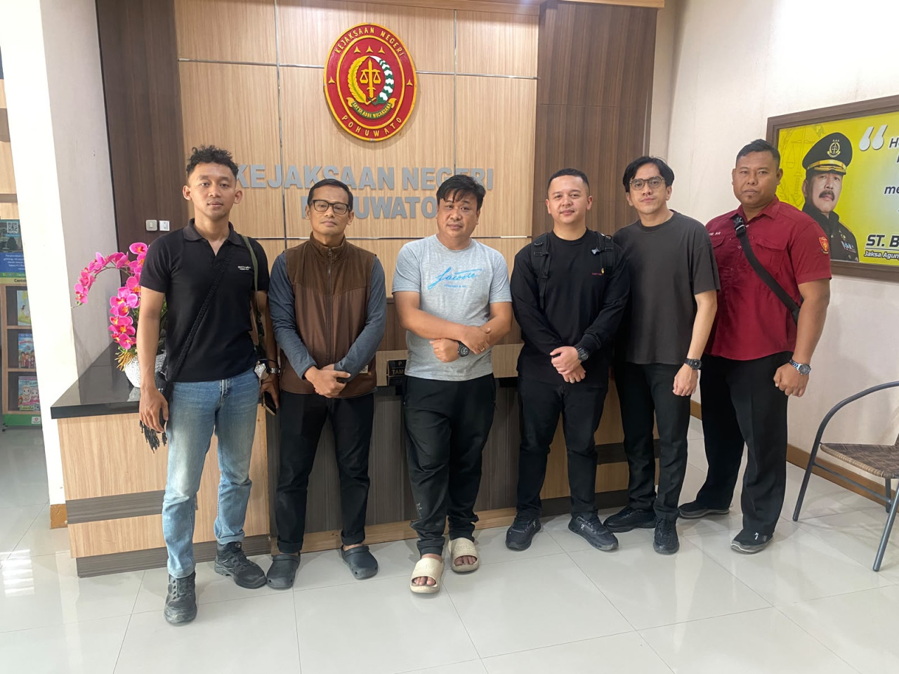 Tim gabungan kejaksaan menangkap Oktavanus Katili, terpidana kasus fidusia terkait pengajuan kredit senilai Rp60 miliar di Bank BCA. (Foto: Kejari Surabaya/jatimnow.com)