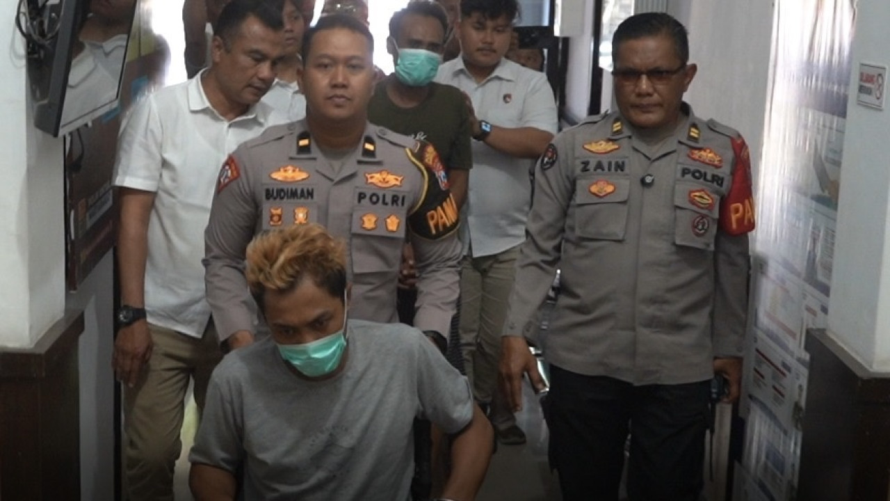 Seorang perangkat desa di Kabupaten Probolinggo, Muhammad Nurhapi (31) saat digiring polisi. (Foto: Ide Farid/jatimnow.com)