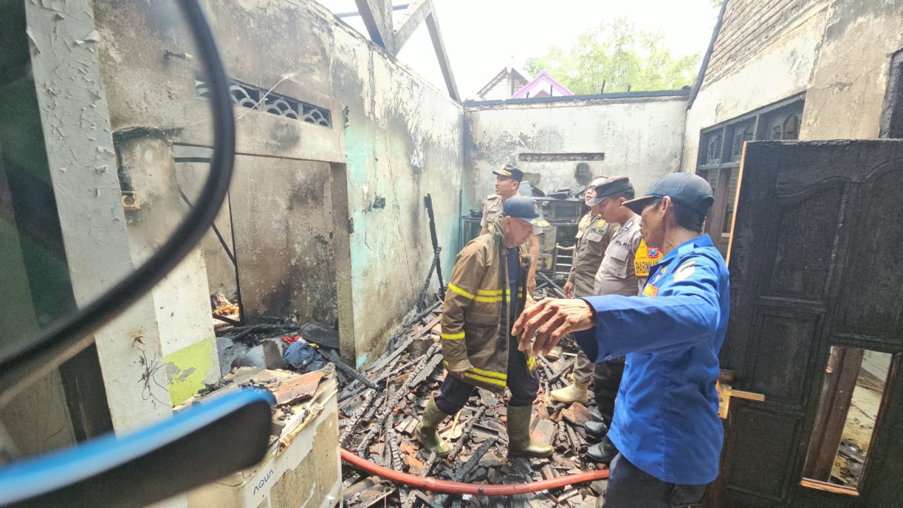 Petugas memadamkan kebakaran rumah di Kecamatan Tikung, Lamongan. (Foto: Adyad Ammy Iffansah/jatimnow.com)