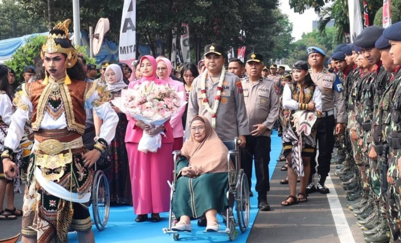 Kapolda Jawa Timur Irjen Pol Dekananto Eko Purwon menjalani prosesi penyambutan. (Foto: Bidhumas Polda Jatim/jatimnow.com)