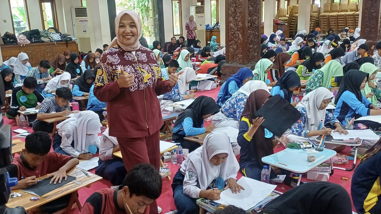 Ketua Dekranasda Lamongan, Anis Kartikawati Yuhronur Efendi saat meninjau lomba desain batik kategori pelajar. (Foto: Adyad Ammy Iffansah/jatimnow.com)
