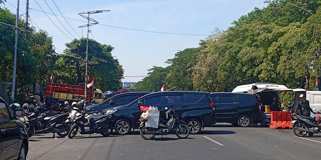 Puluhan massa yang tergabung dalam Komunitas Arek Suroboyo (ARSAS) kembali menggelar aksi di depan Polda Jawa Timur. (Foto: Nur Alifan/jatimnow.com)