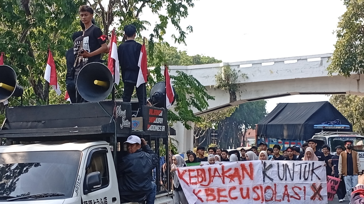 Puluhan mahasiswa yang tergabung dalam Aliansi Mahasiswa-Pemuda Bawean (AMPB) menggelar aksi unjuk rasa di Kantor Gubernur Jawa Timur. (Foto: Nur Alifan/jatimnow.com)