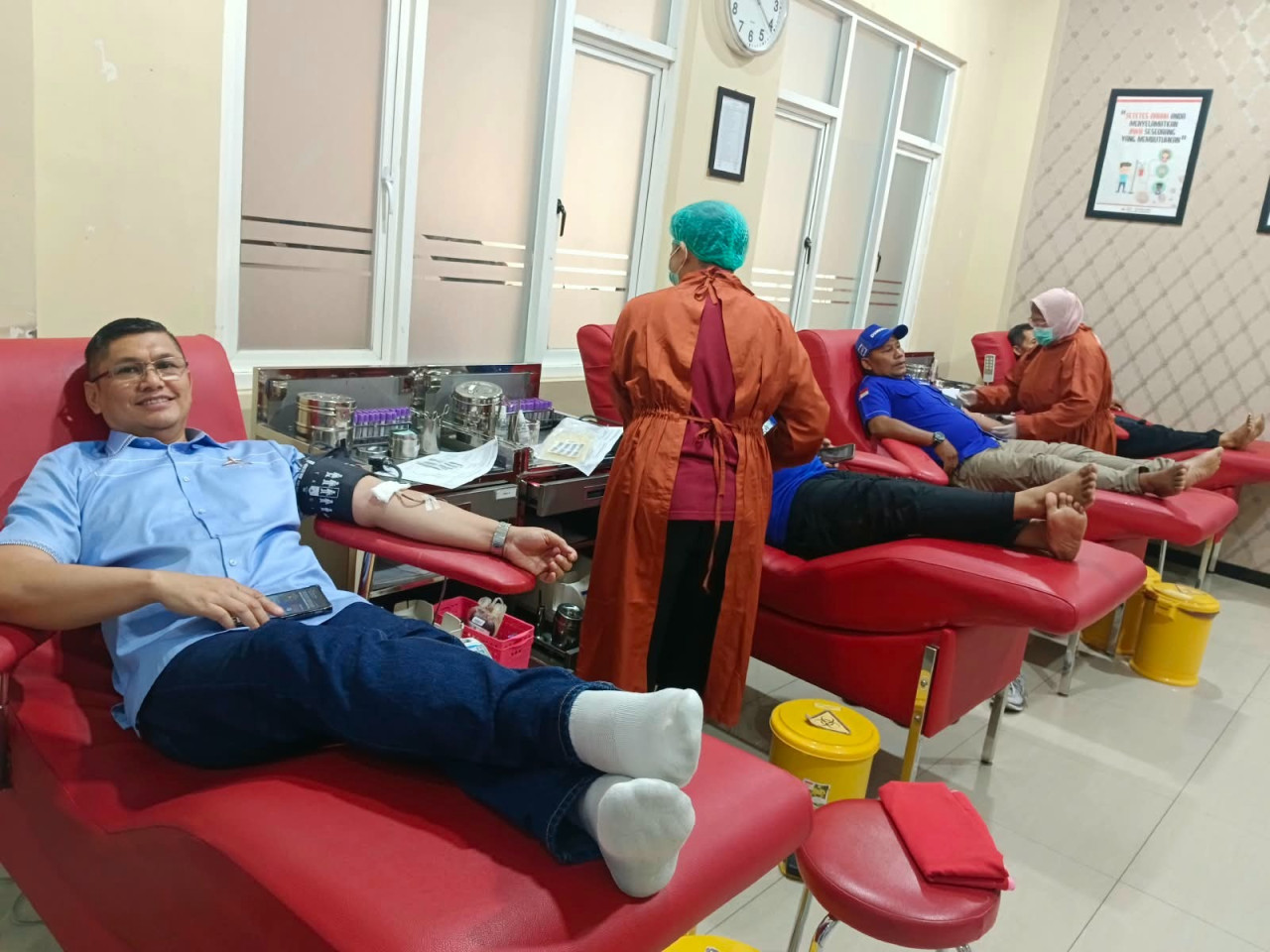 Ketua DPC Partai Demokrat Tulungagung Sofyan Heryanto saat mengikuti donor darah. (Foto: DPC Demokrat Tulungagung for jatimnow.com)