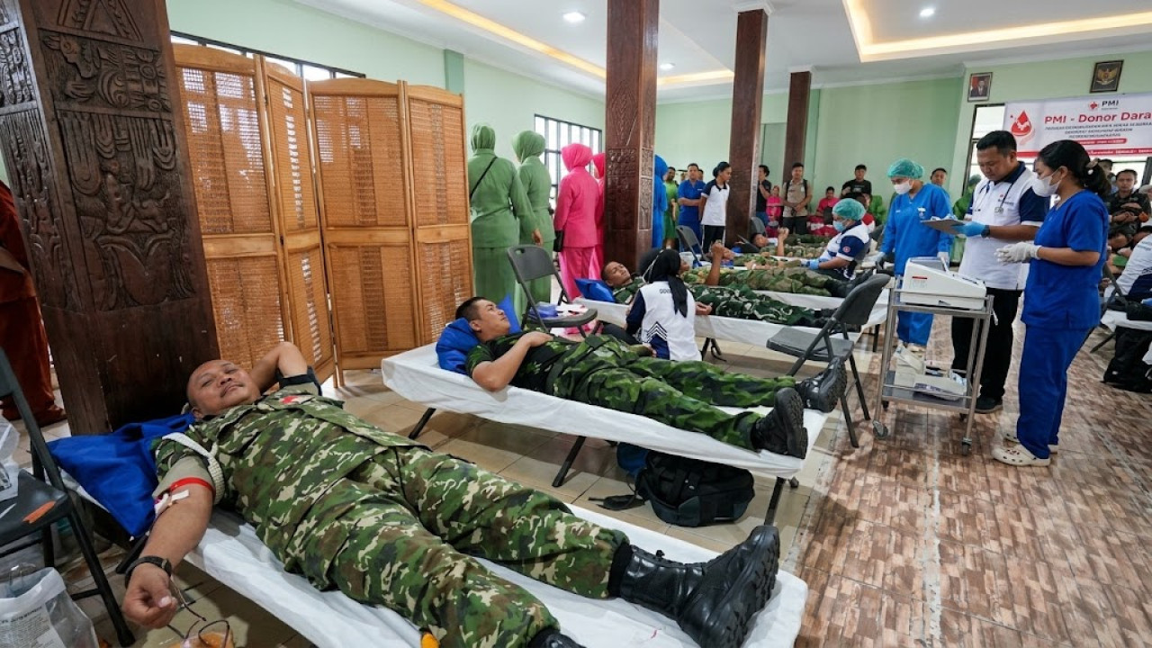 Pajurit TNI, Polri, BIN, dan warga di Timika ikut donor darah Markas Batalyon Infanteri (Yonif) 754/ENK, Timika, Papua Tengah. (Foto: Dispen TNI)