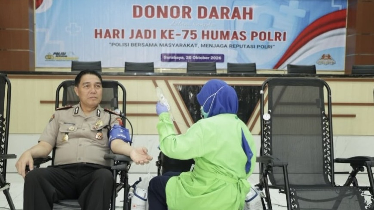Kabid Humas Polda Jatim Kombes Pol Jules Abraham Abast saat kegiatan donor darah. (Foto: Sujianto/jatimnow.com)