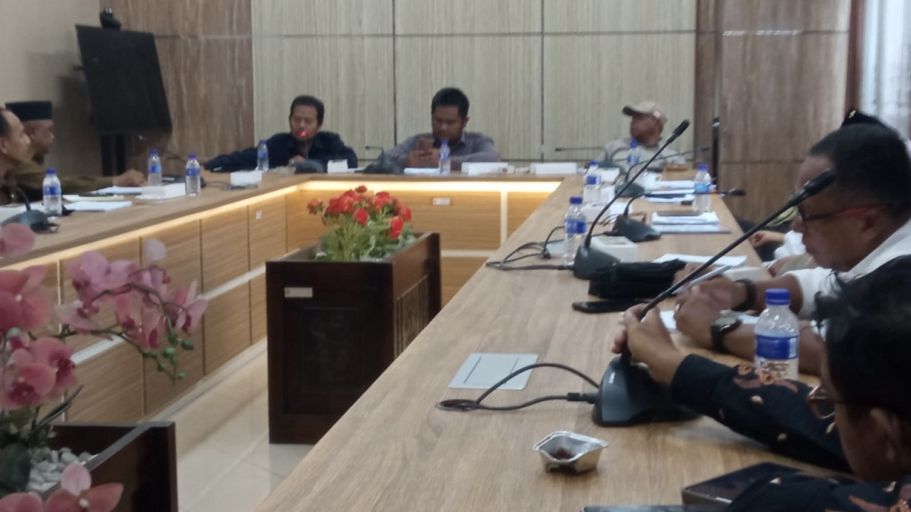 Rapat Dengar Pendapat (RDP) di ruang Komisi A DPRD Jember membahas Pilkades 2027. (Foto: Sugianto/jatimnow.com)