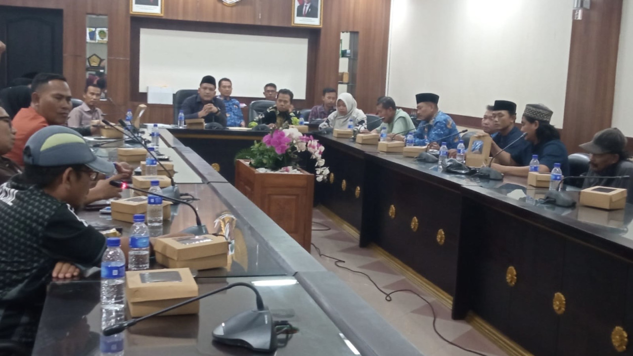 Perwakilan PKL dan pegiat olahraga Puger mengadu ke DPRD Jember. (Foto: Sugianto/jatimnow.com)