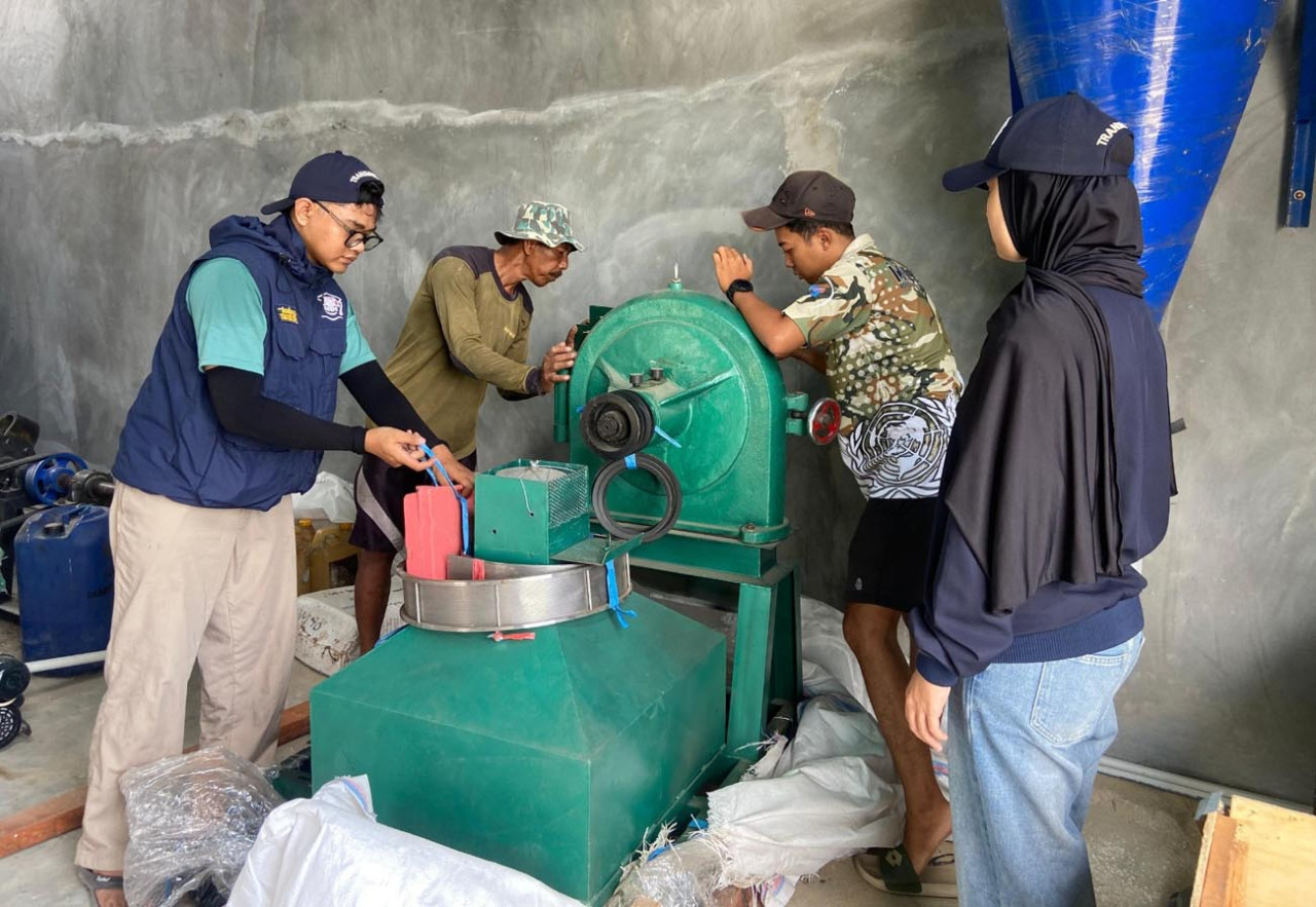 Proses perakitan mesin penepung (Diskmill) di rumah produksi BUMDes Margorukun, Distrik Oransbari. (Foto: Humas ITS for jatimnow.com)
