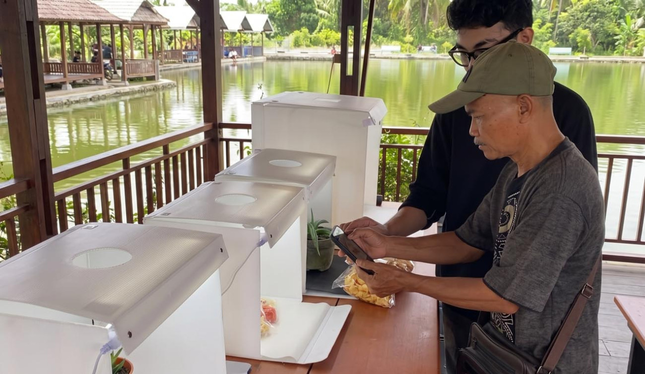 Mahasiswa Tim Ekspedisi Patriot Unair latih UMKM kawasan transmigrasi Prafi urus izin NIB PIRT dan bikin foto produk estetik untuk pasar daring. (Foto/jatimnow.com)