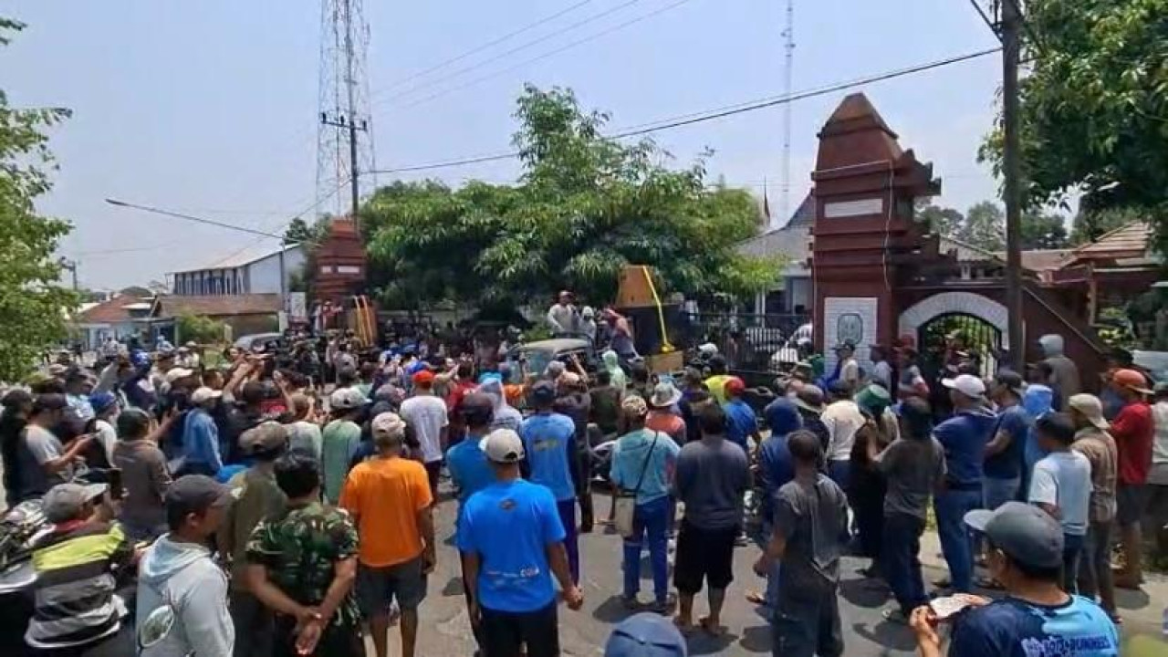 Warga Puncu menggelar aksi protes di depan Kantor Kecamatan Puncu. Mereka menolak aktivitas tambang galian C milik PT EPAS. (dok. jatimnow.com)