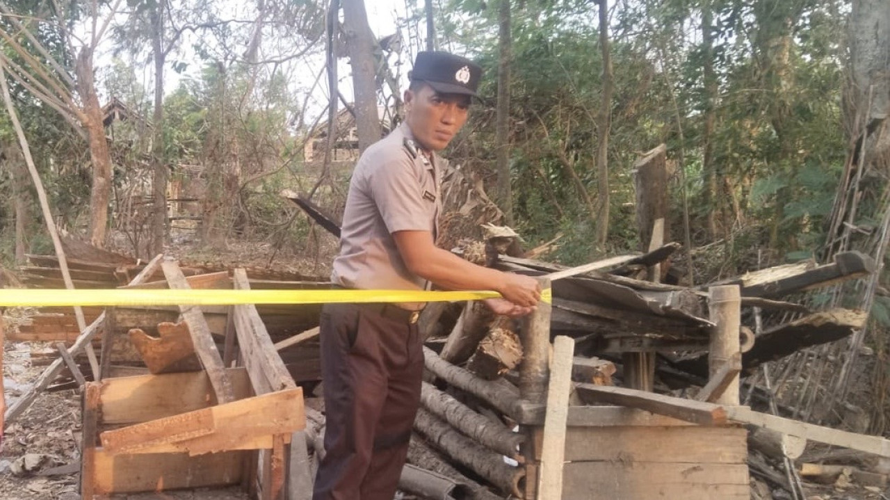 Polisi pasang garis polisi di lokasi penemuan jasad bayi. (Foto: Polsek Pare/jatimnow.com)