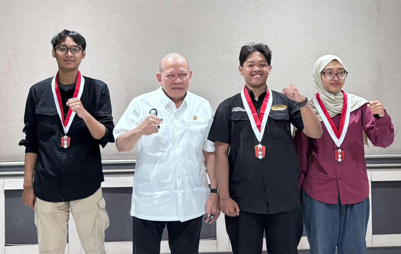 La Nyalla Mattalitti bersama DPK GMNI Saintek Unesa di Gedung Kadin Jawa Timur. (Foto: GMNI for jatimnow.com)