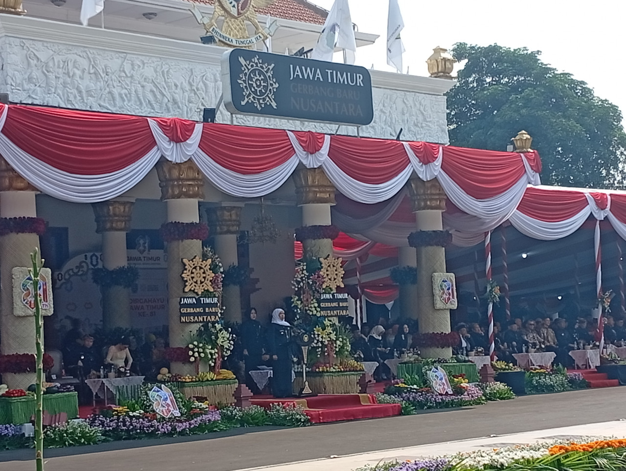 Gubernur Khofifah Indar Parawansa saat memimpin upacara peringatan Hari Jadi ke-81 Provinsi Jawa Timur. (Foto: Sujianto/jatimnow.com)