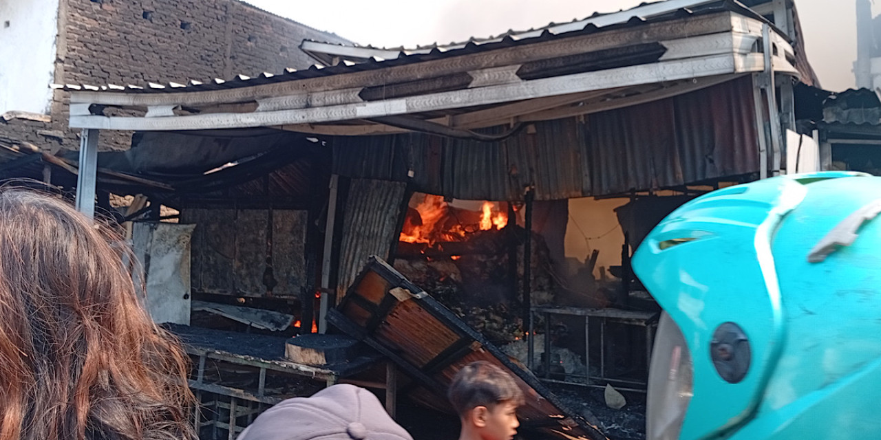Kebakaran Gudang Rongsokan Dekat Pasar Wadungasri Sidoarjo Bikin Warga Panik