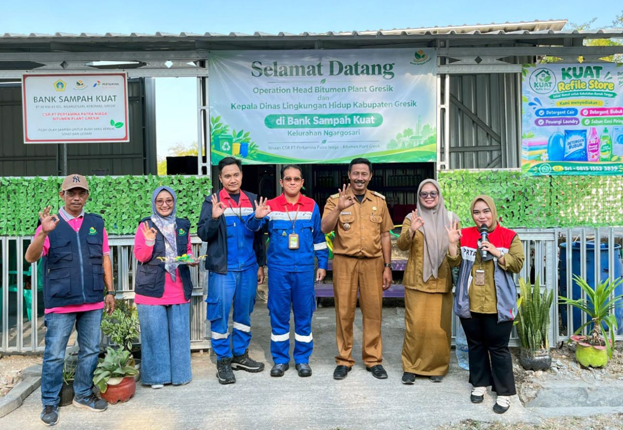 Pertamina Patra Niaga merenovasi gudang Bank Sampah Kuat di Gresik untuk tingkatkan pengelolaan lingkungan dan cegah kebiasaan buang sampah sembarangan. (Foto: Pertamina fot jatimnow.com)